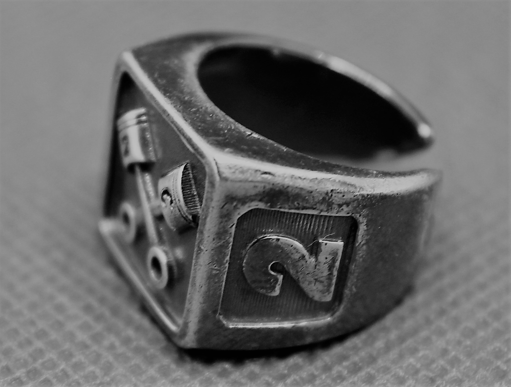 Collezione DueC Anello Quadrato con logo Due Cilindri  