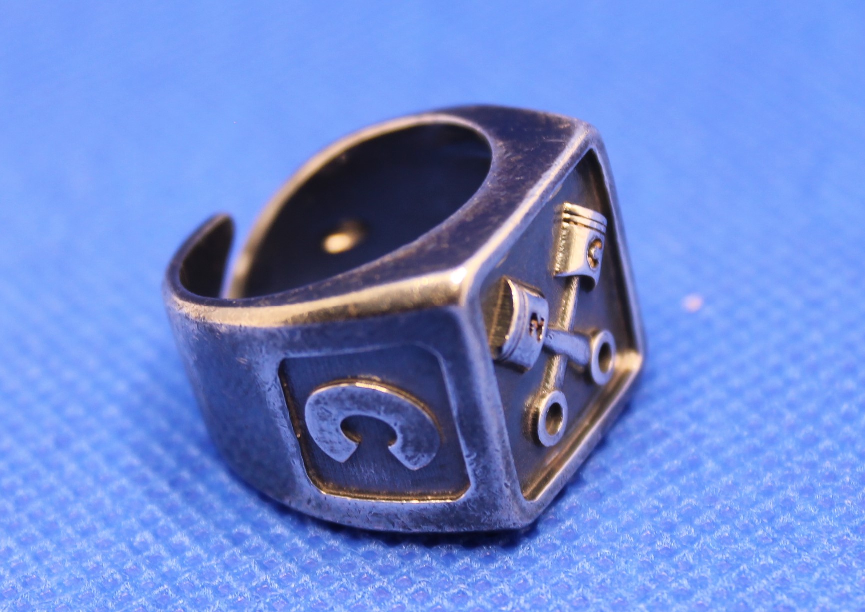 Collezione DueC Anello Quadrato con logo Due Cilindri  